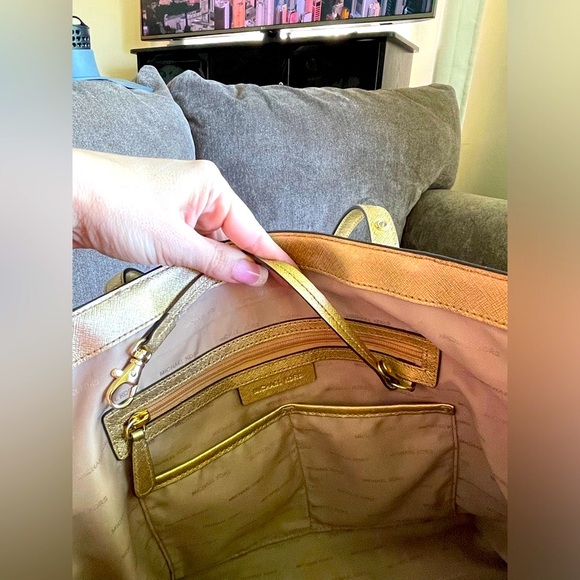 Michael Kors jet set white/cream signature tote with gold perforated stars⭐️⭐️⭐️ - Picture 8 of 14